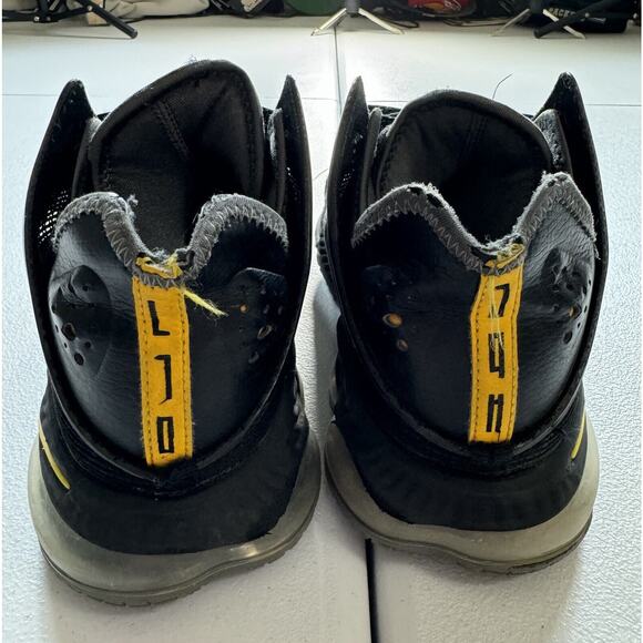 Nike LeBron 19 Low Witness Black University Gold DH1270-002 Mens Size 8 - Picture 8 of 8